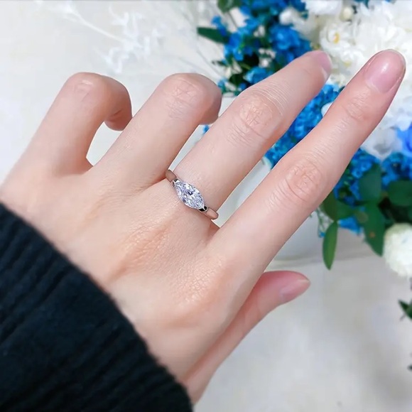 Elegant Silver Marquise Cut Ring - Picture 3 of 4